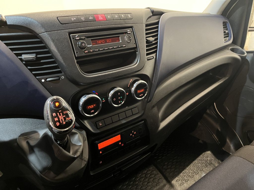 Iveco Daily 40C18 3.0 Automaat Open Laadbak / Euro 6 / Trekhaak 3.500 KG / Airco / Dubbel Lucht / Cruise Control / 3-Zits