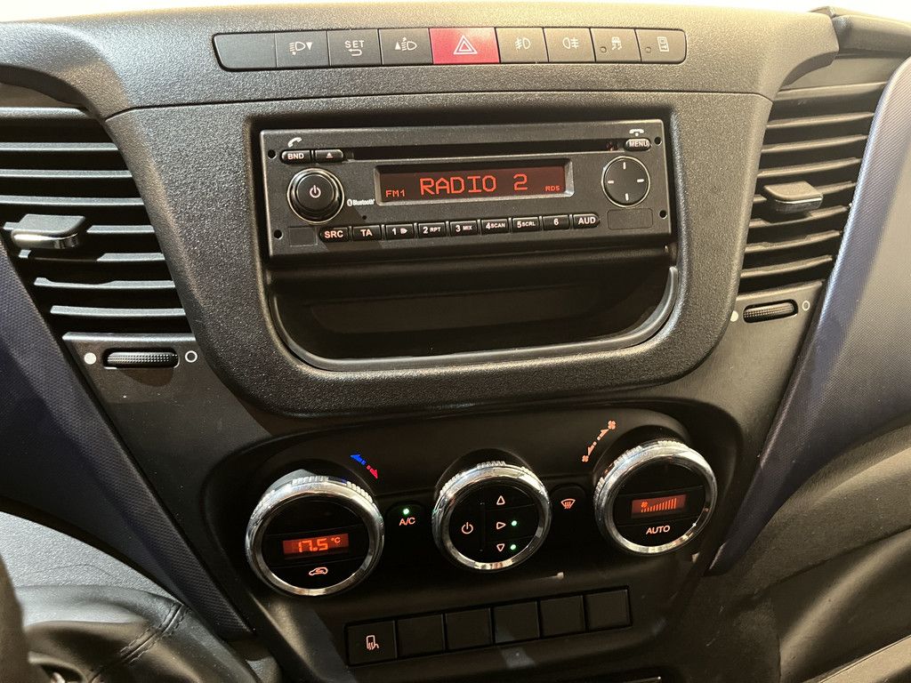 Iveco Daily 40C18 3.0 Automaat Open Laadbak / Euro 6 / Trekhaak 3.500 KG / Airco / Dubbel Lucht / Cruise Control / 3-Zits