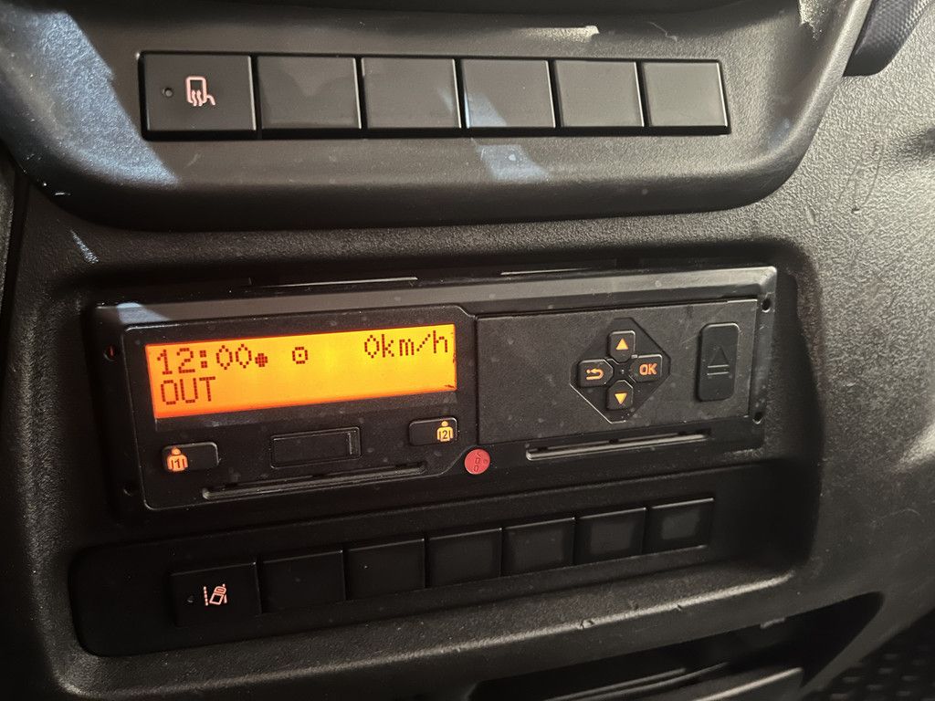 Iveco Daily 40C18 3.0 Automaat Open Laadbak / Euro 6 / Trekhaak 3.500 KG / Airco / Dubbel Lucht / Cruise Control / 3-Zits