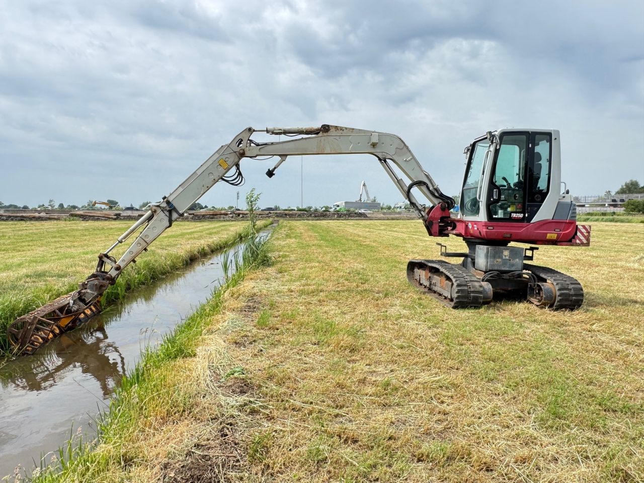 Takeuchi TB250 Long reach