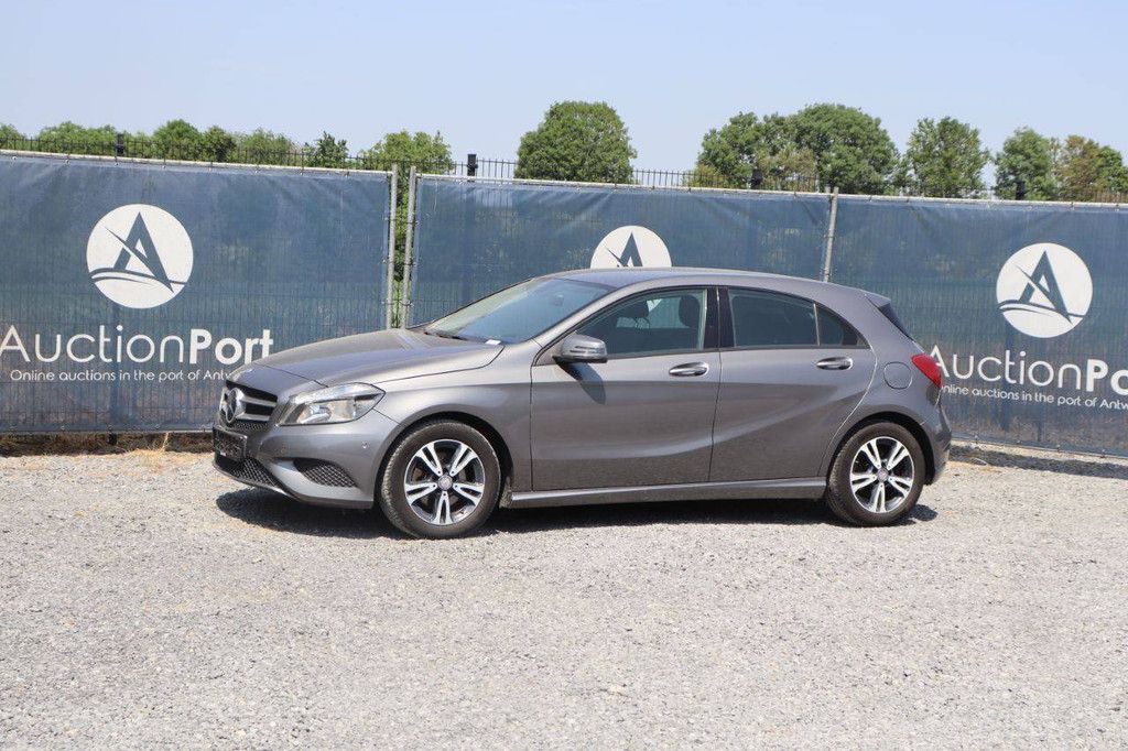 Pkw Mercedes-Benz A180 Benzin 123 PS 2015