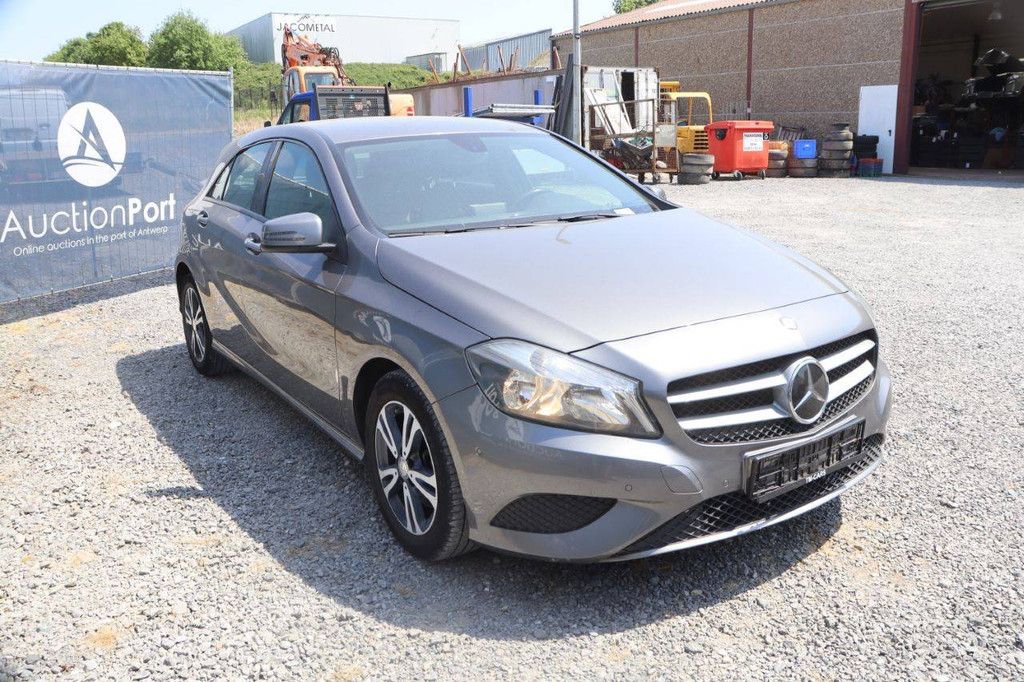 Pkw Mercedes-Benz A180 Benzin 123 PS 2015