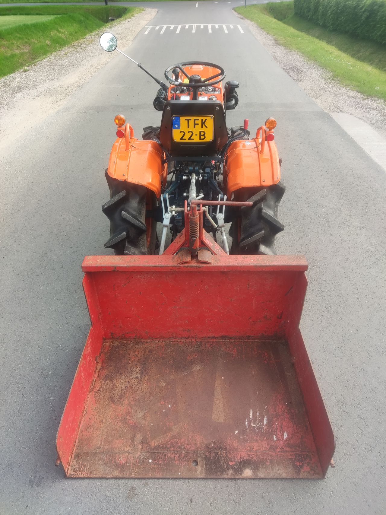 KUBOTA tractor (type B7001, 14 pk (3 cilinder), grondbak)