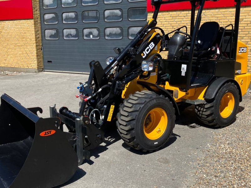JCB 403 Plus Agri med JST skovl og pallegaffel