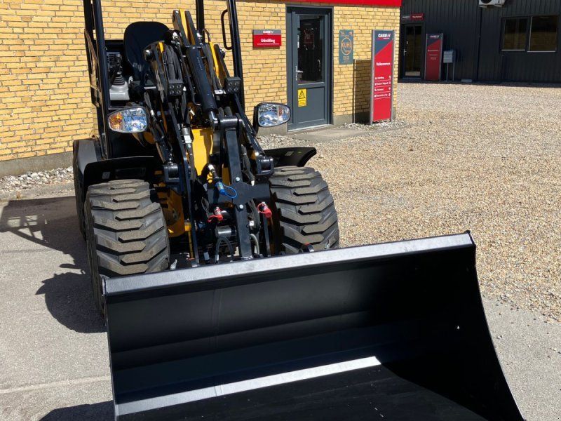 JCB 403 Plus Agri med JST skovl og pallegaffel