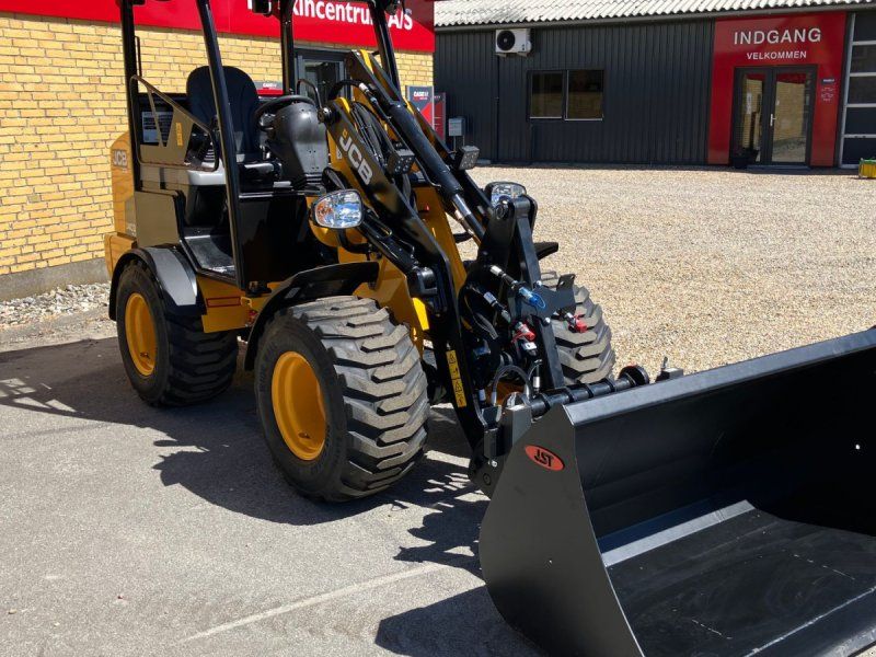 JCB 403 Plus Agri med JST skovl og pallegaffel