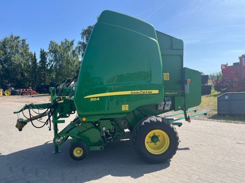 John Deere 864