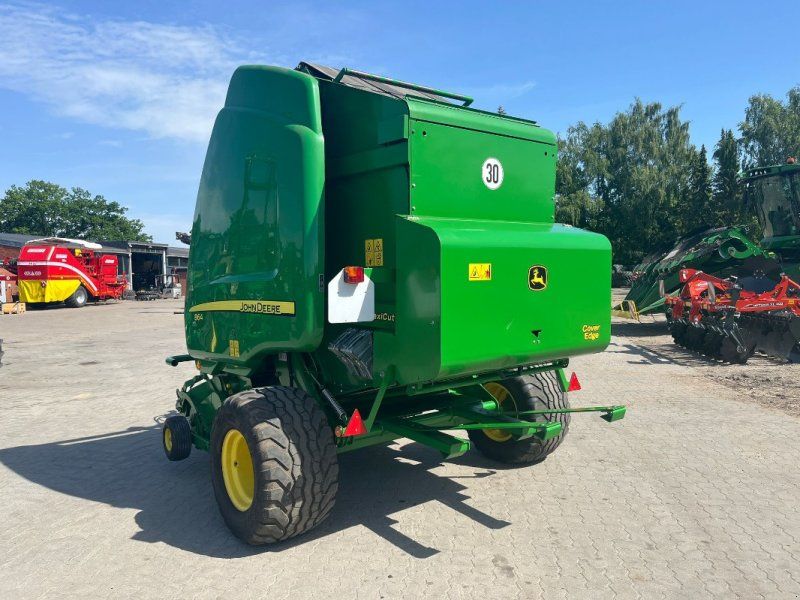 John Deere 864