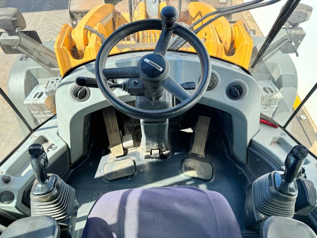 Liebherr L580 - German Machine / Joystick Controls
