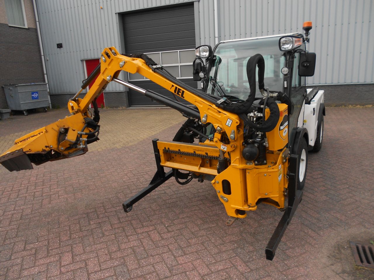 Multihog cx75 met M c connel maaiarm