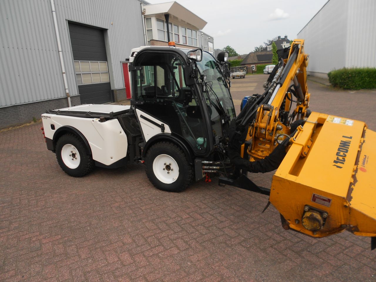 Multihog cx75 met M c connel maaiarm