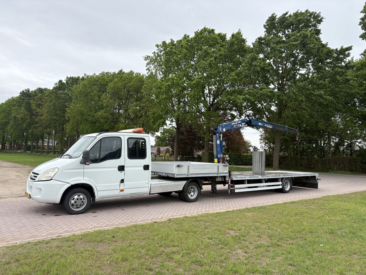 Be trekker Iveco 40C18 - be oplegger TRAIS met Amco Veba kraan
