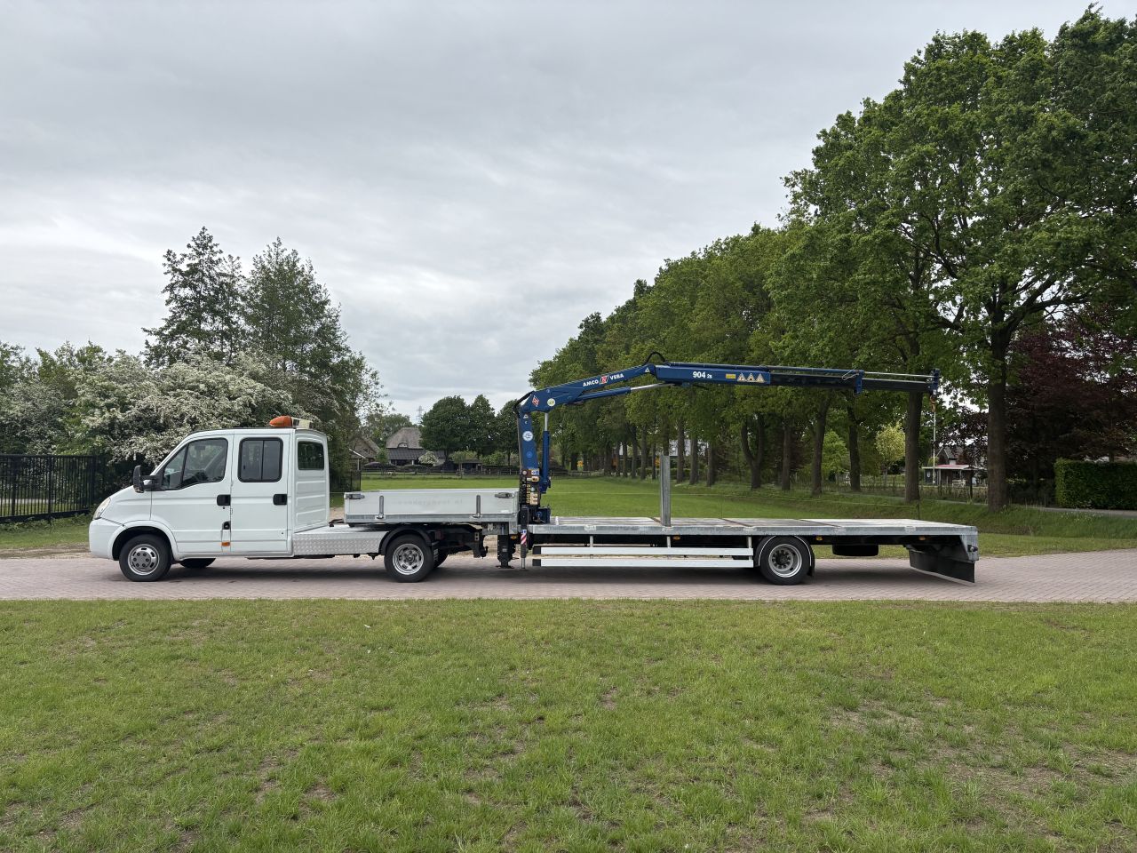 Be trekker Iveco 40C18 - be oplegger TRAIS met Amco Veba kraan