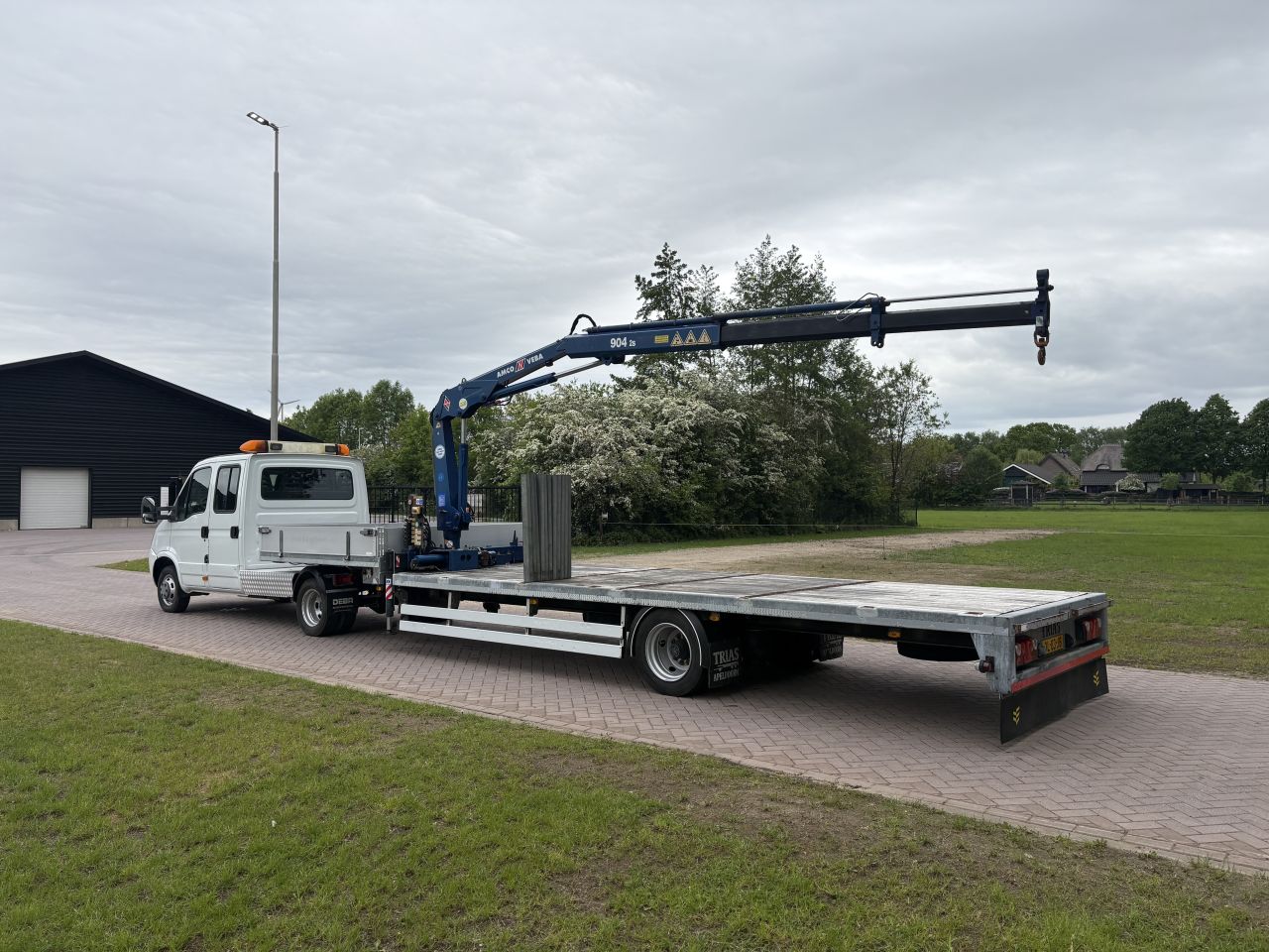 Be trekker Iveco 40C18 - be oplegger TRAIS met Amco Veba kraan