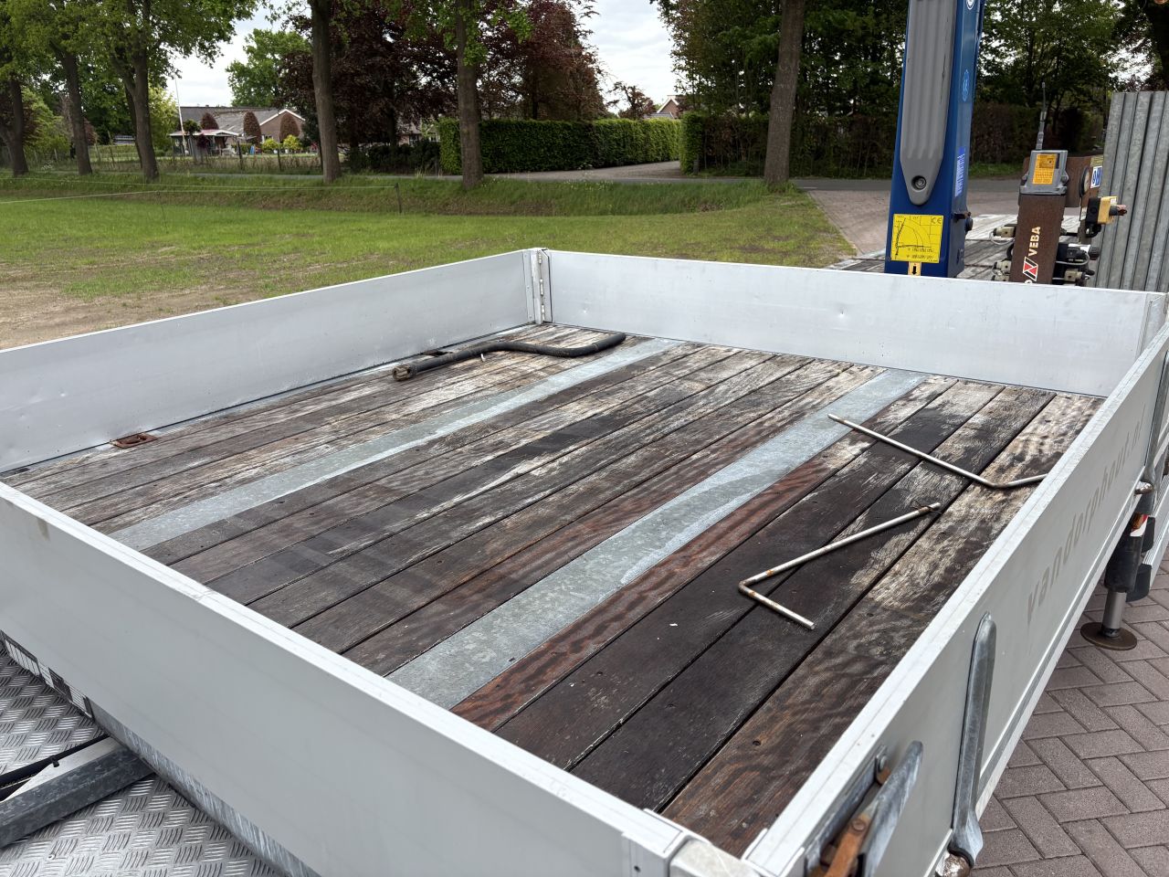 Be trekker Iveco 40C18 - be oplegger TRAIS met Amco Veba kraan