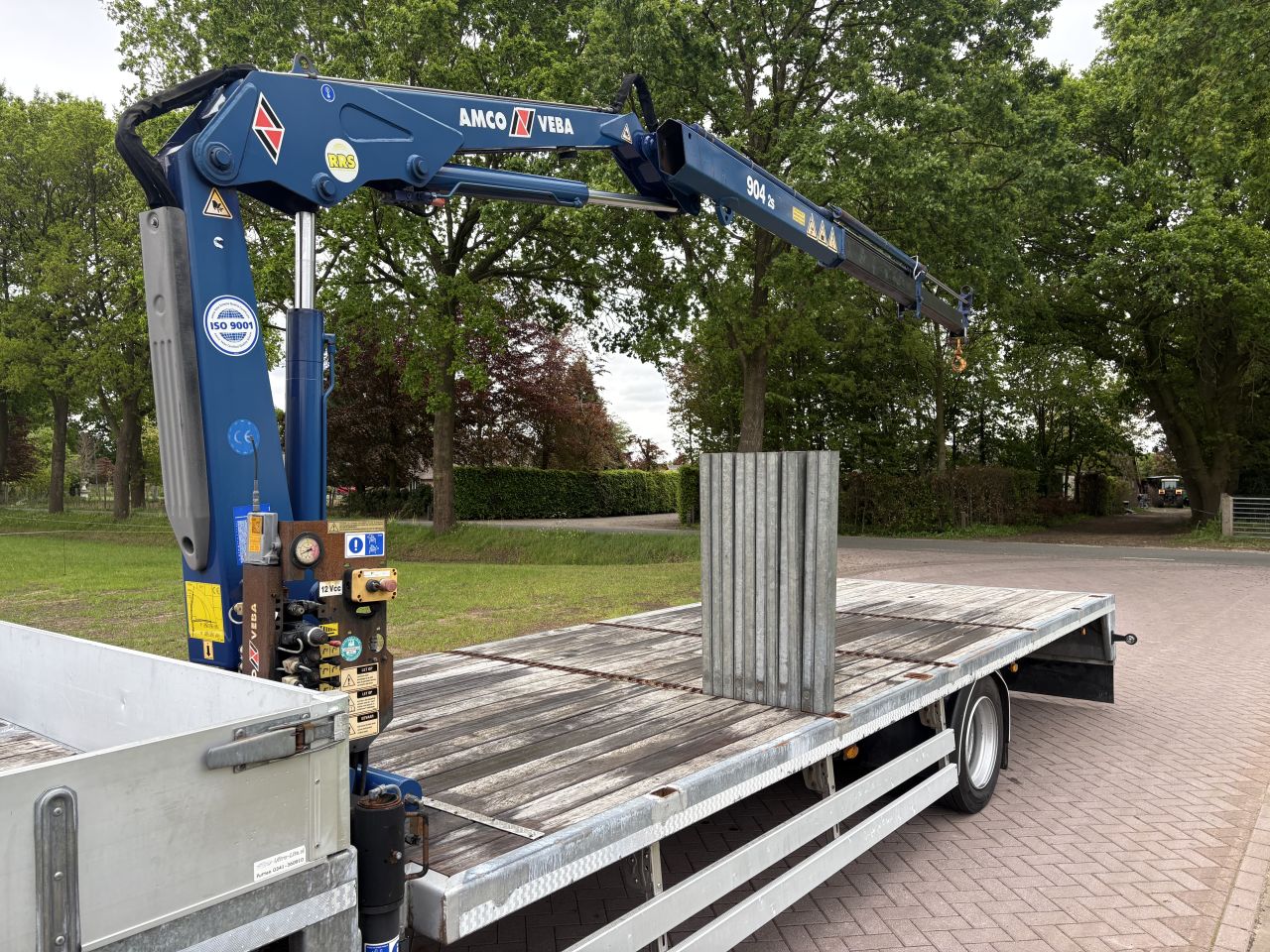 Be trekker Iveco 40C18 - be oplegger TRAIS met Amco Veba kraan