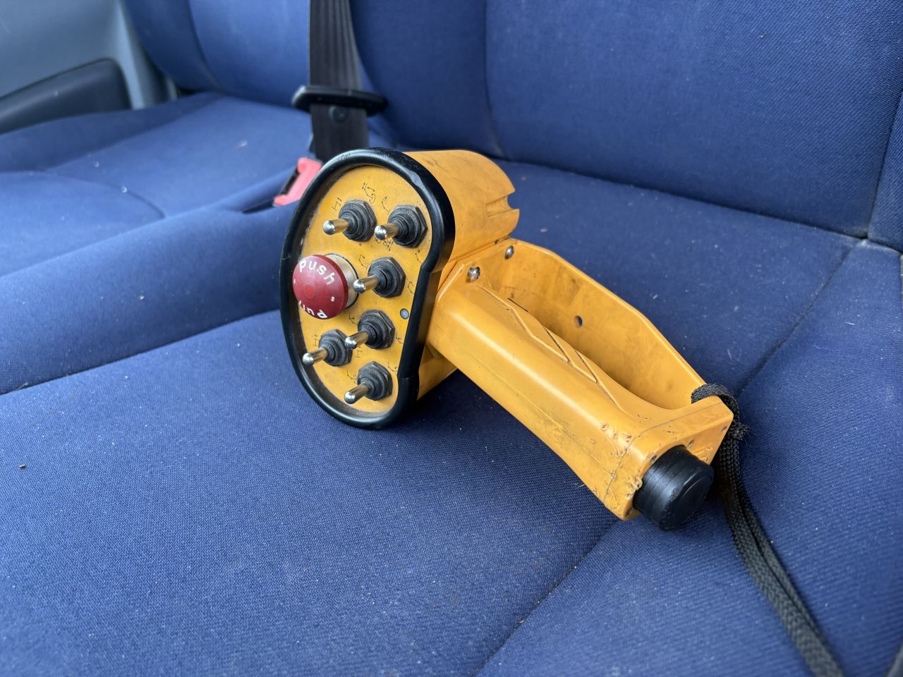 Be trekker Iveco 40C18 - be oplegger TRAIS met Amco Veba kraan