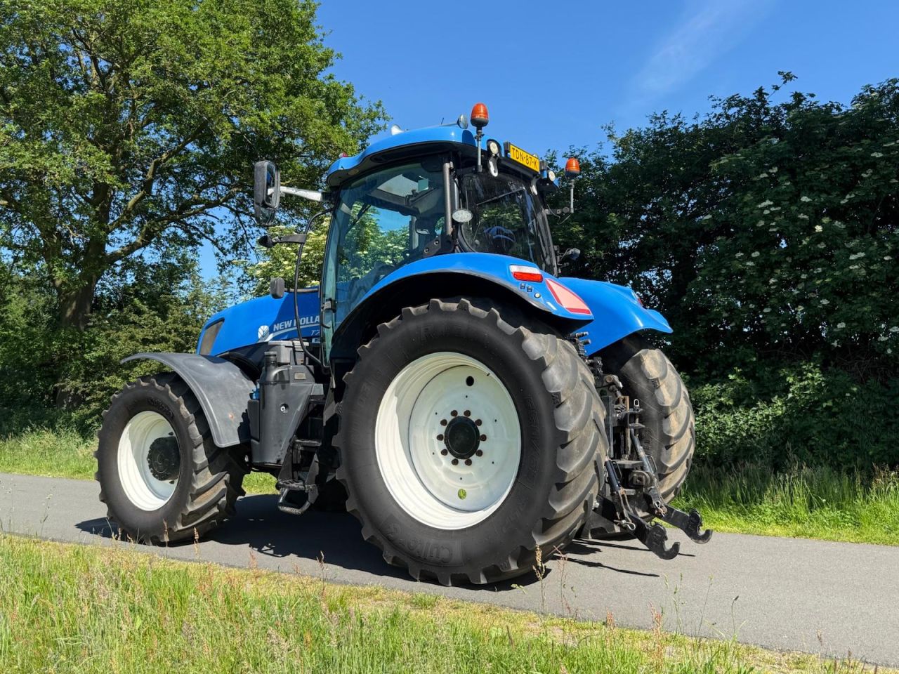 New Holland T 7 250 met Luchtrem en Front PTO