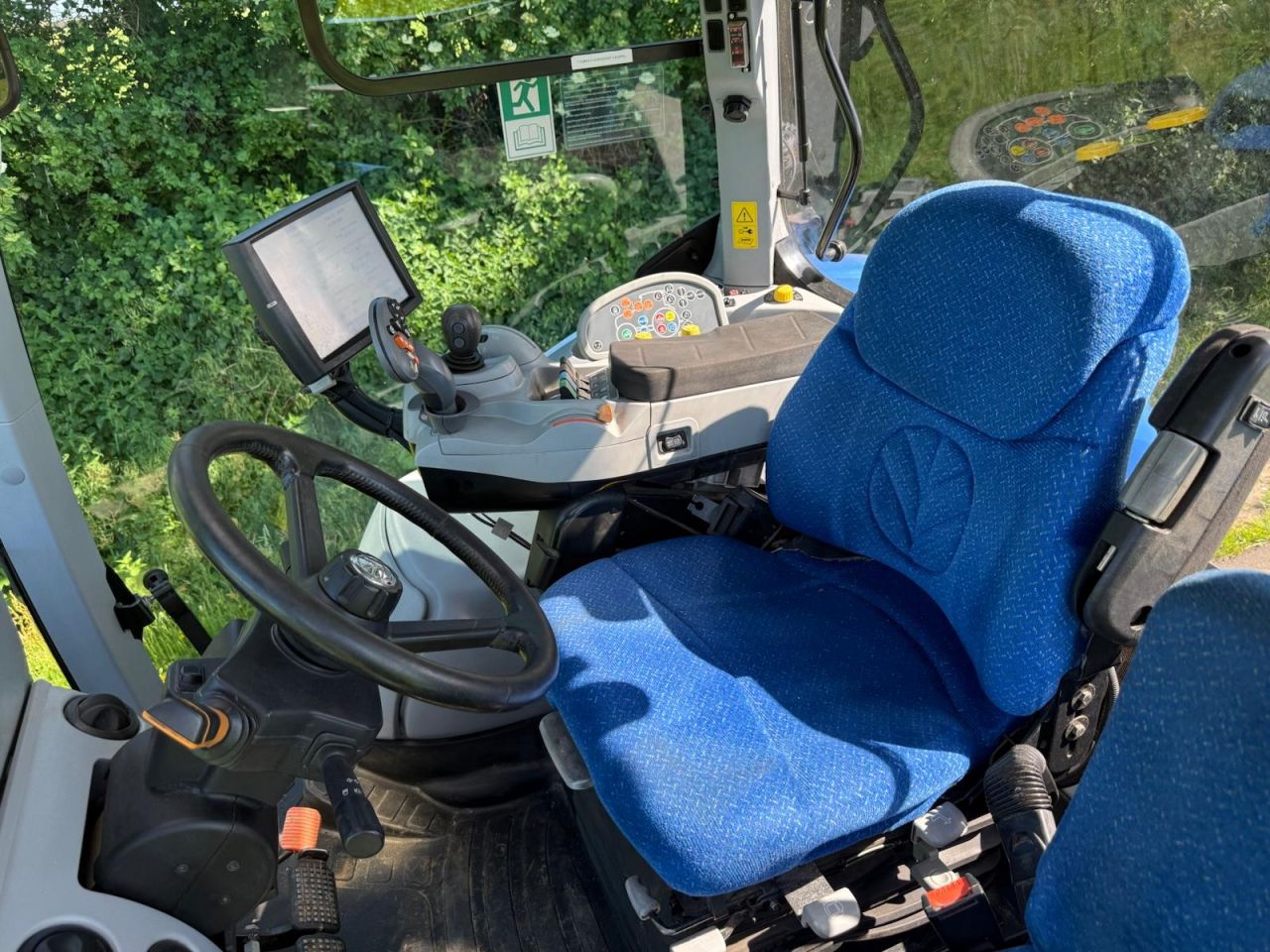 New Holland T 7 250 met Luchtrem en Front PTO