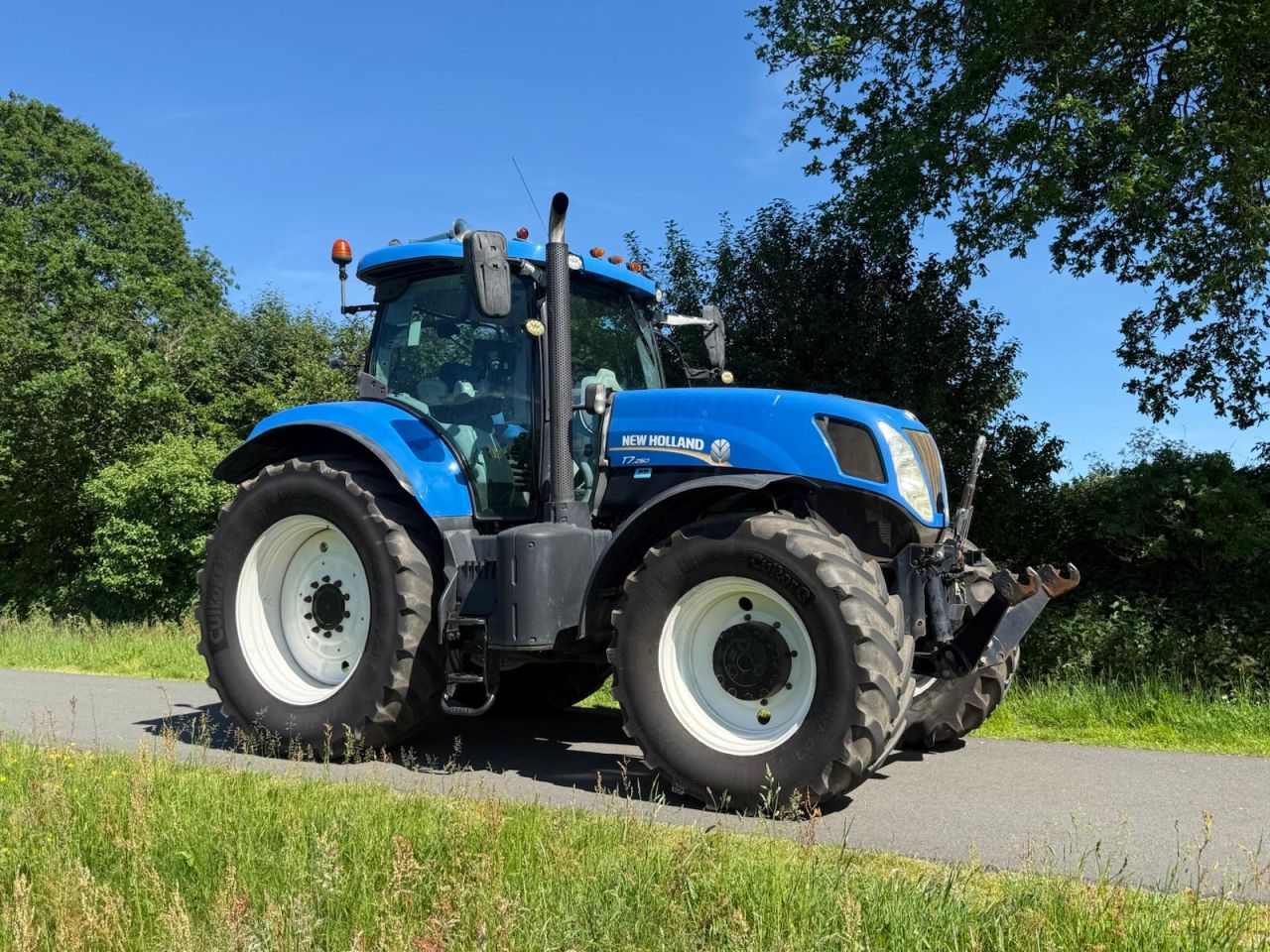 New Holland T 7 250 met Luchtrem en Front PTO