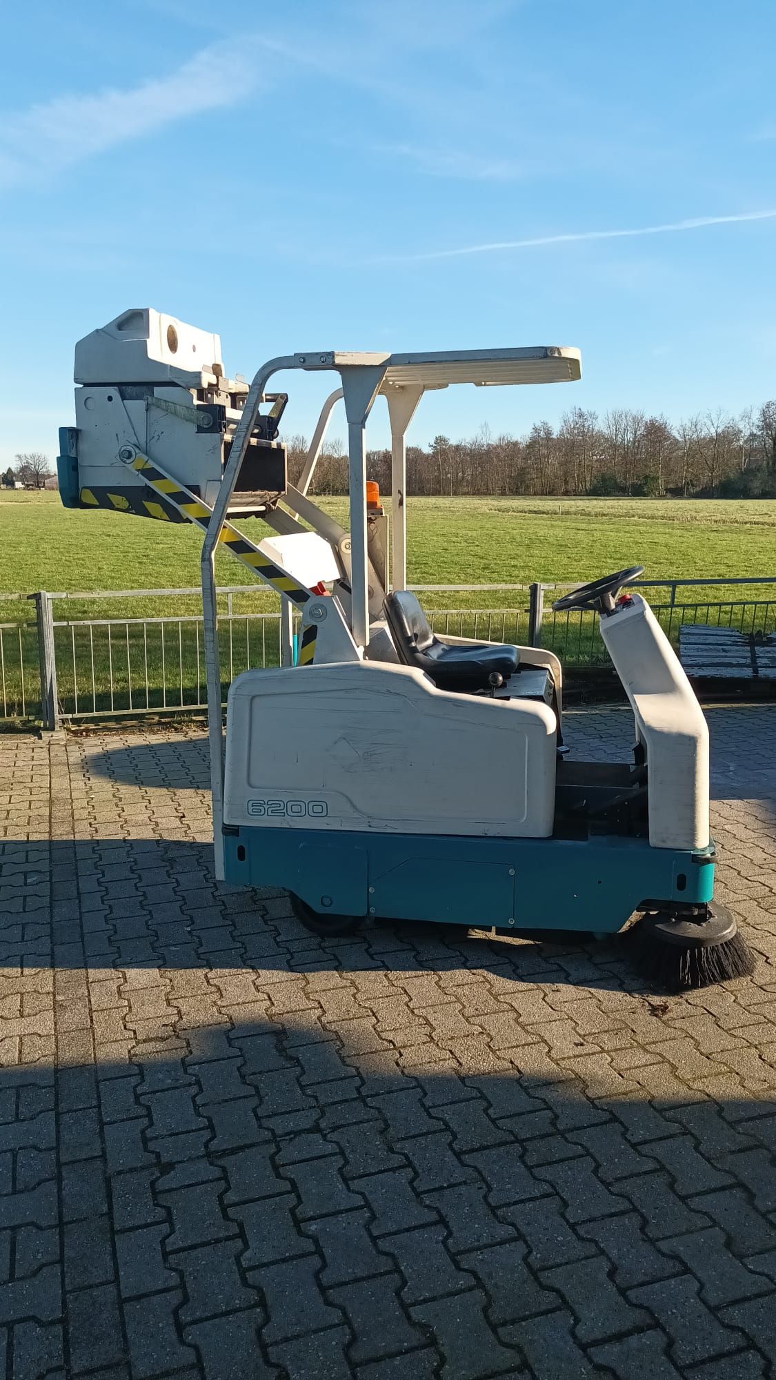 Gebruikte Tennant 6200 Industriële Veegmachine -nieuwe batterij!