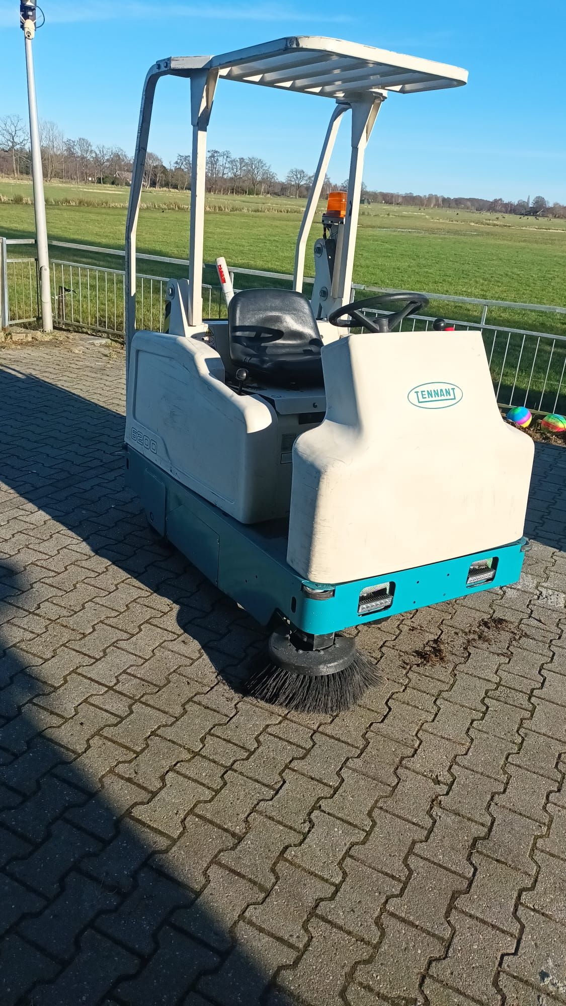 Gebruikte Tennant 6200 Industriële Veegmachine -nieuwe batterij!