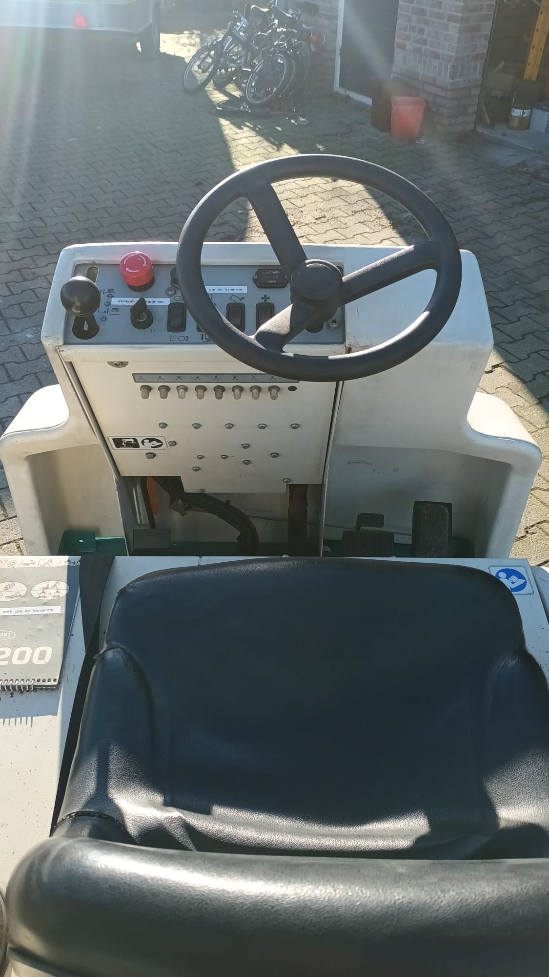 Gebruikte Tennant 6200 Industriële Veegmachine -nieuwe batterij!