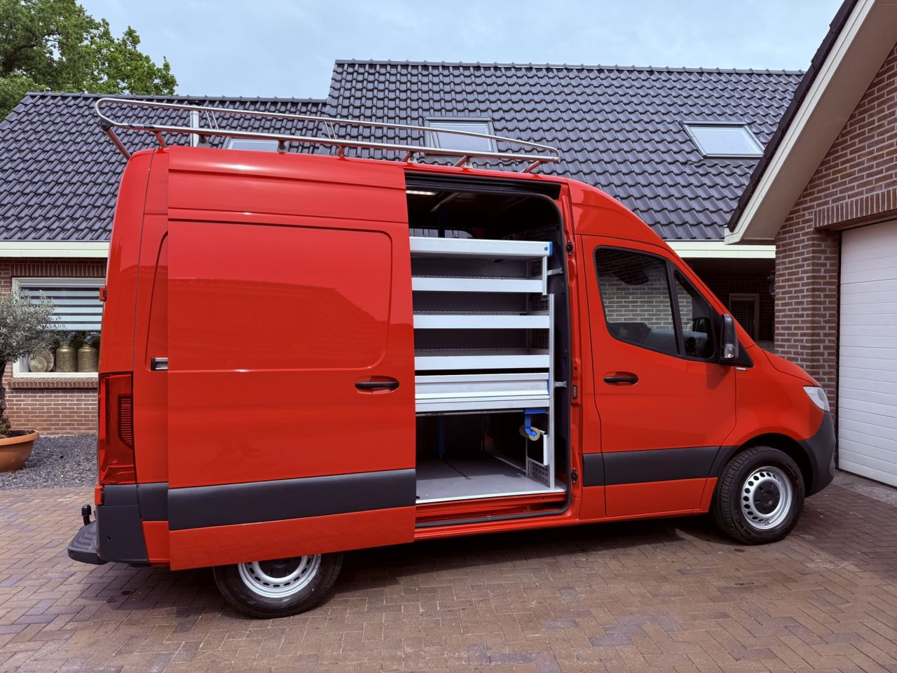 Mercedes Sprinter Sortimo servicebus L1 H2 Victron omvormer