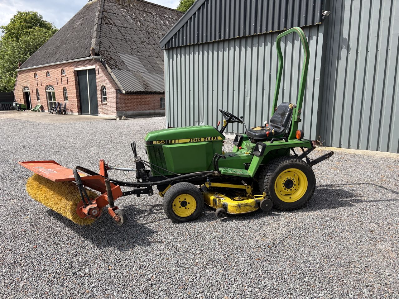 John Deere 655 minitrekker met maaier en veger