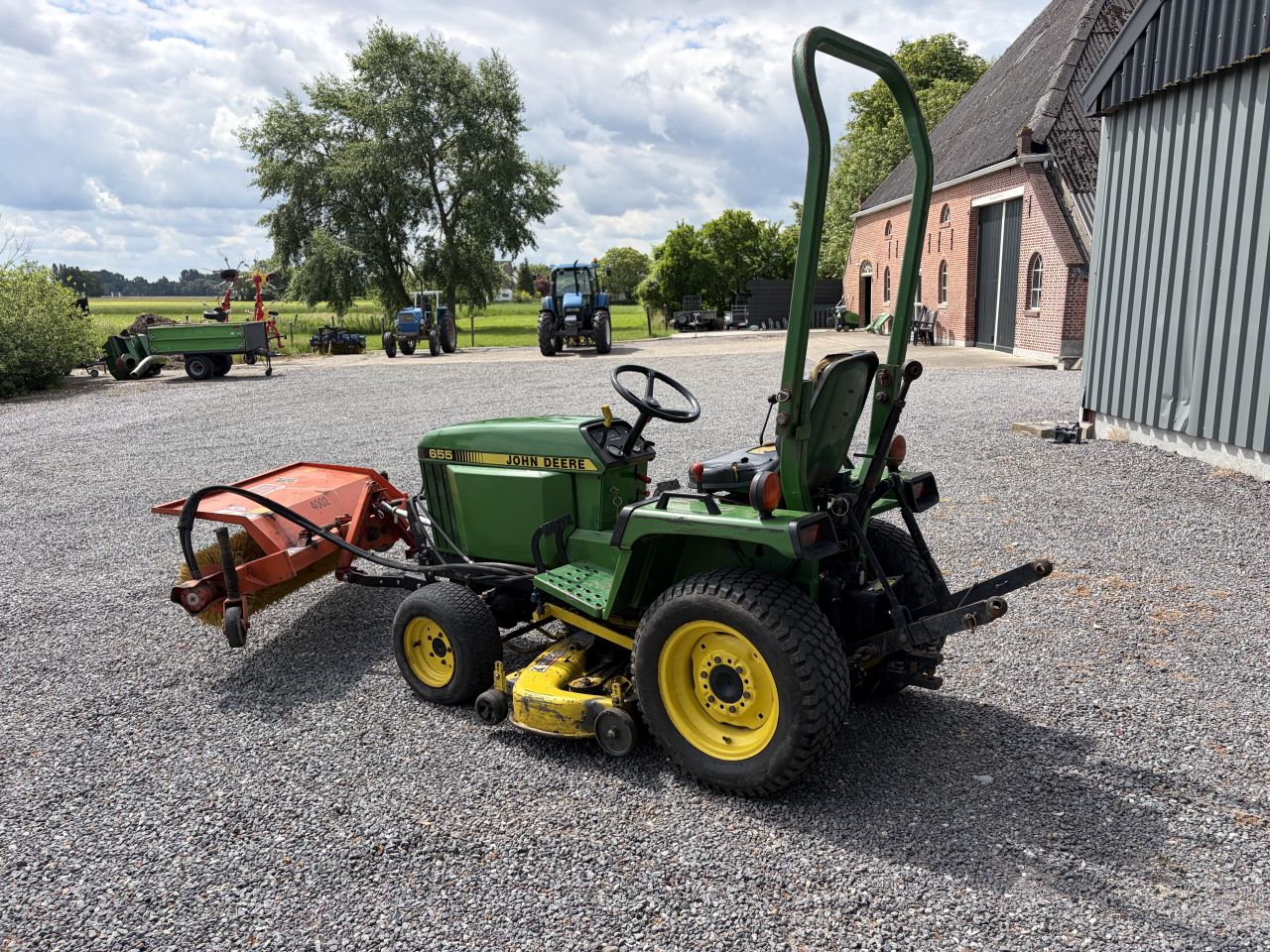 John Deere 655 minitrekker met maaier en veger