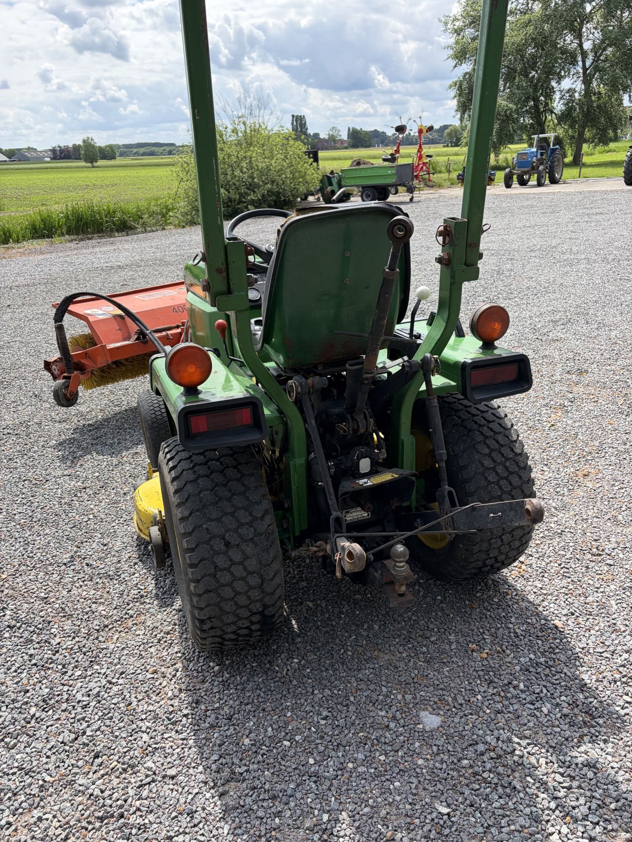 John Deere 655 minitrekker met maaier en veger