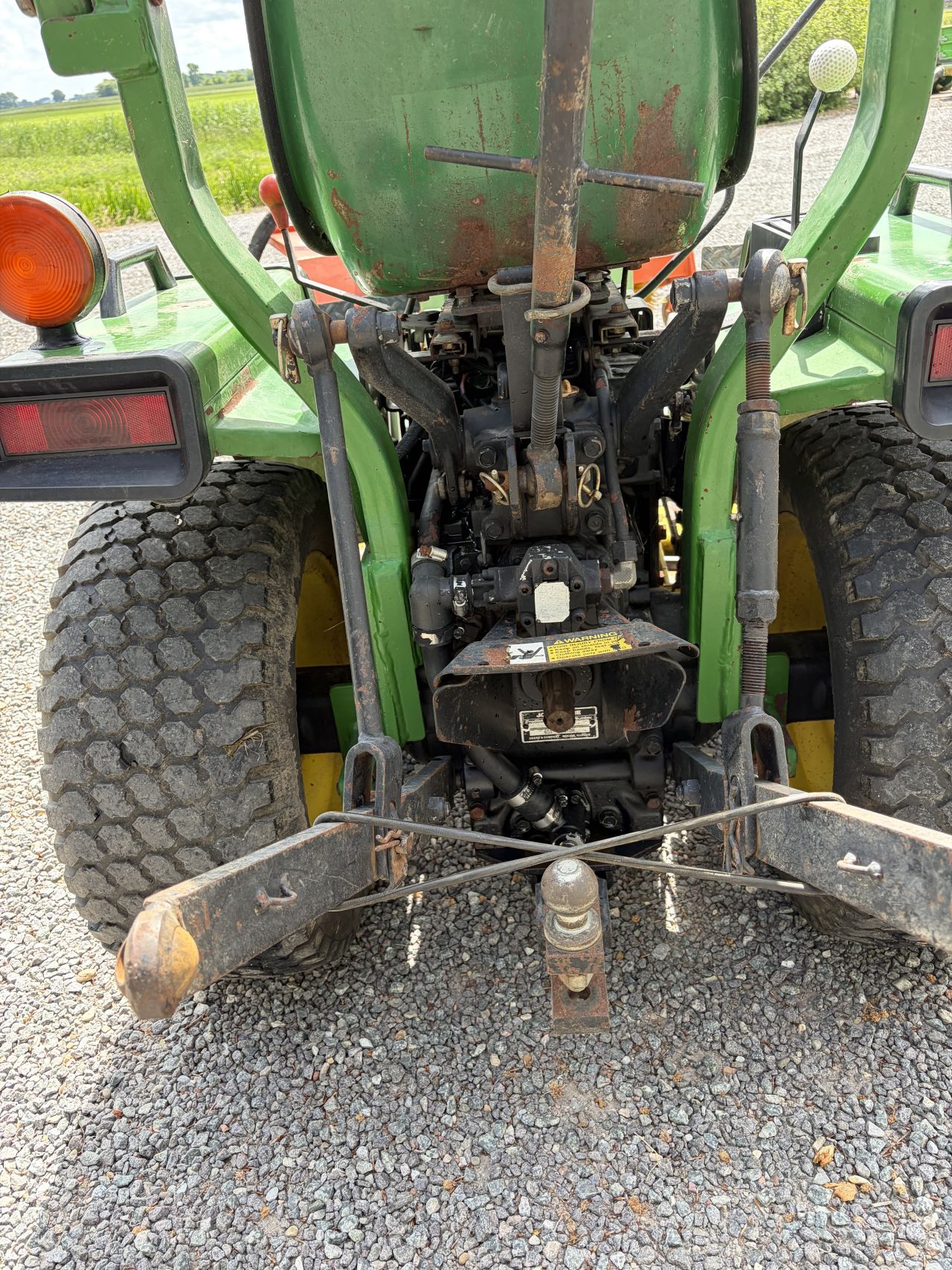 John Deere 655 minitrekker met maaier en veger