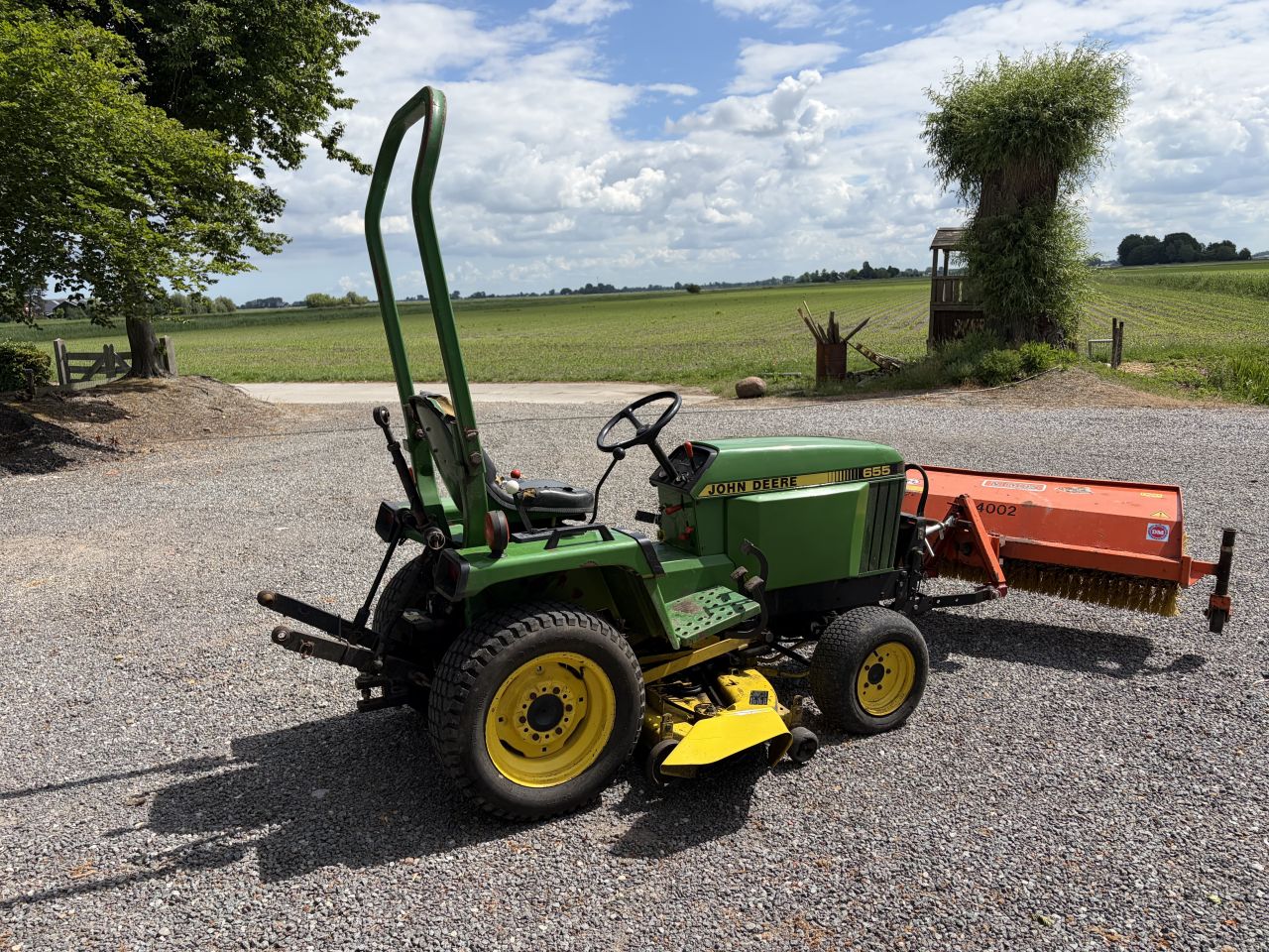John Deere 655 minitrekker met maaier en veger