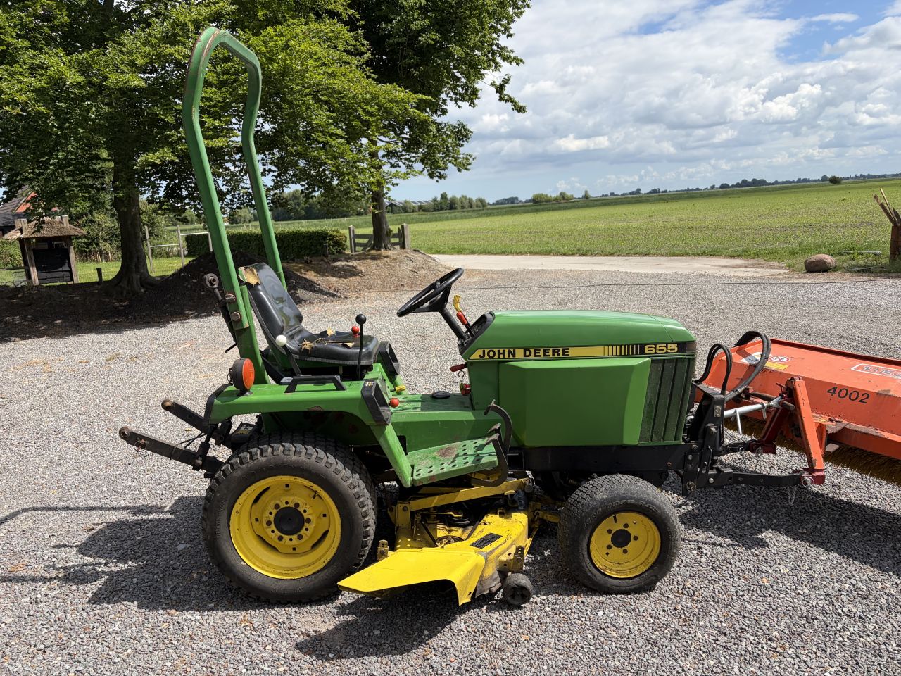 John Deere 655 minitrekker met maaier en veger