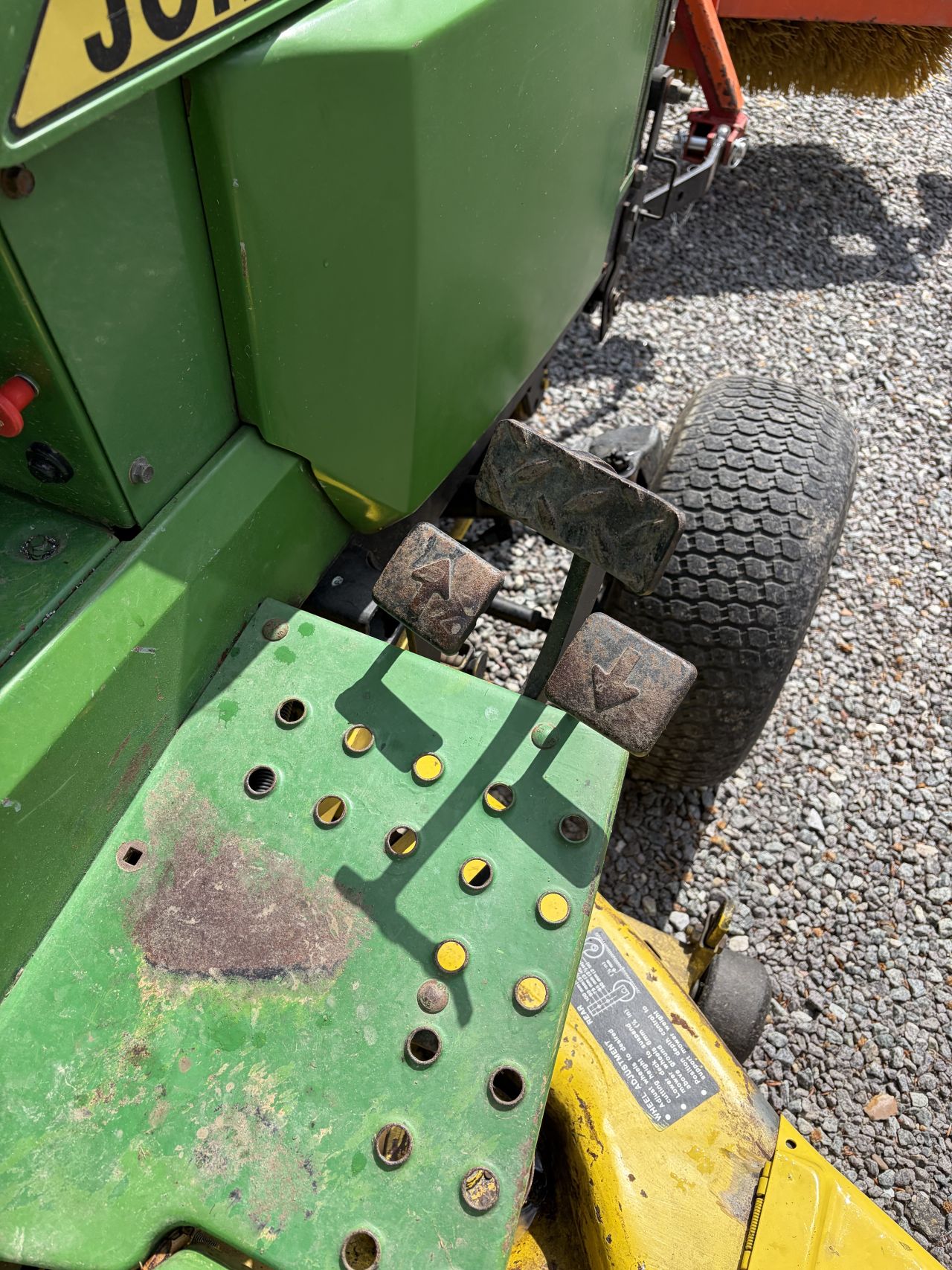 John Deere 655 minitrekker met maaier en veger