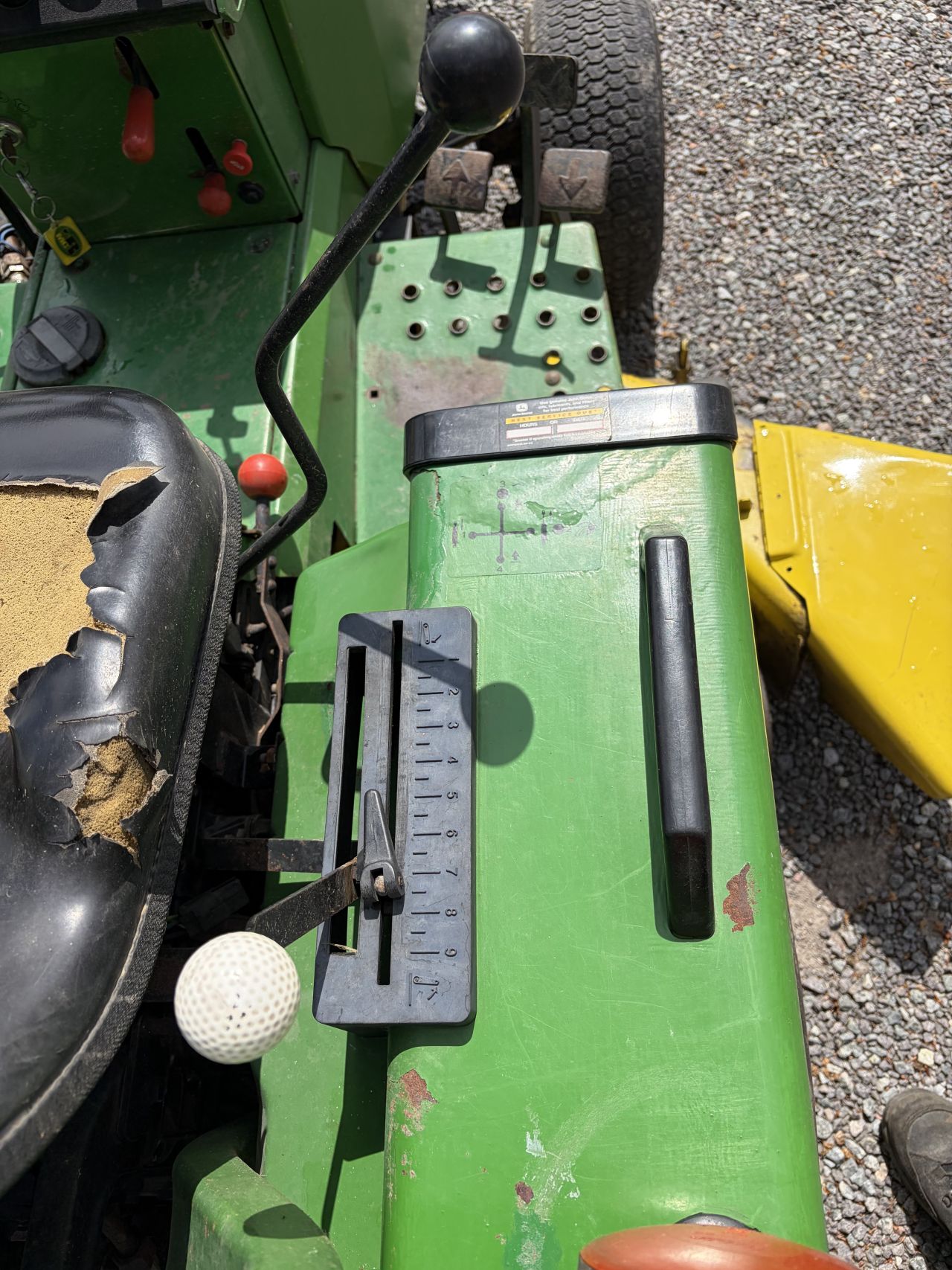 John Deere 655 minitrekker met maaier en veger