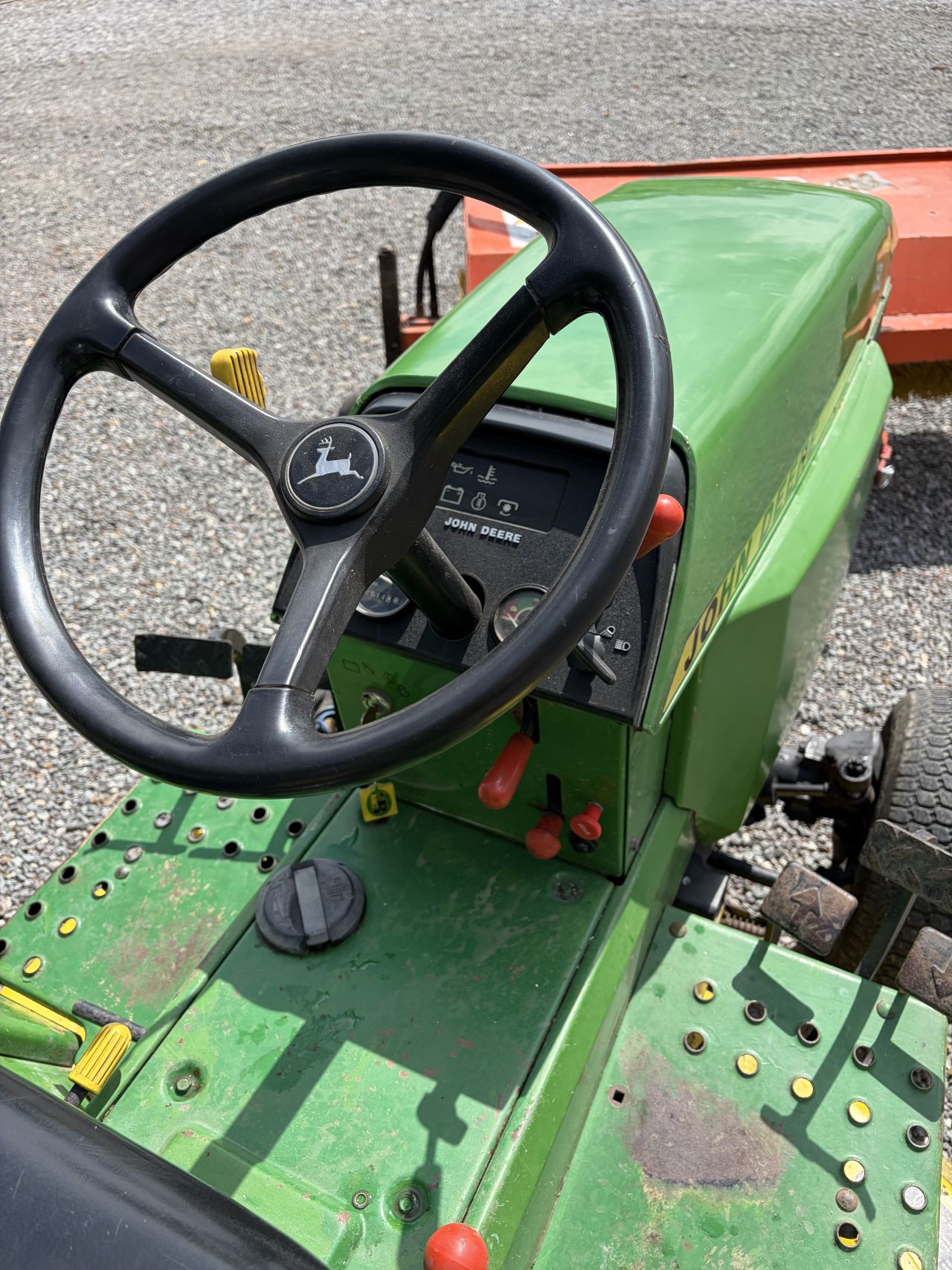 John Deere 655 minitrekker met maaier en veger