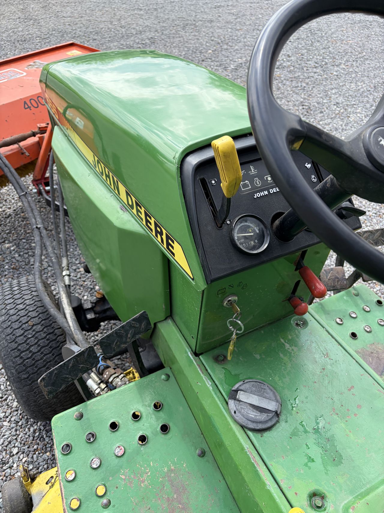 John Deere 655 minitrekker met maaier en veger