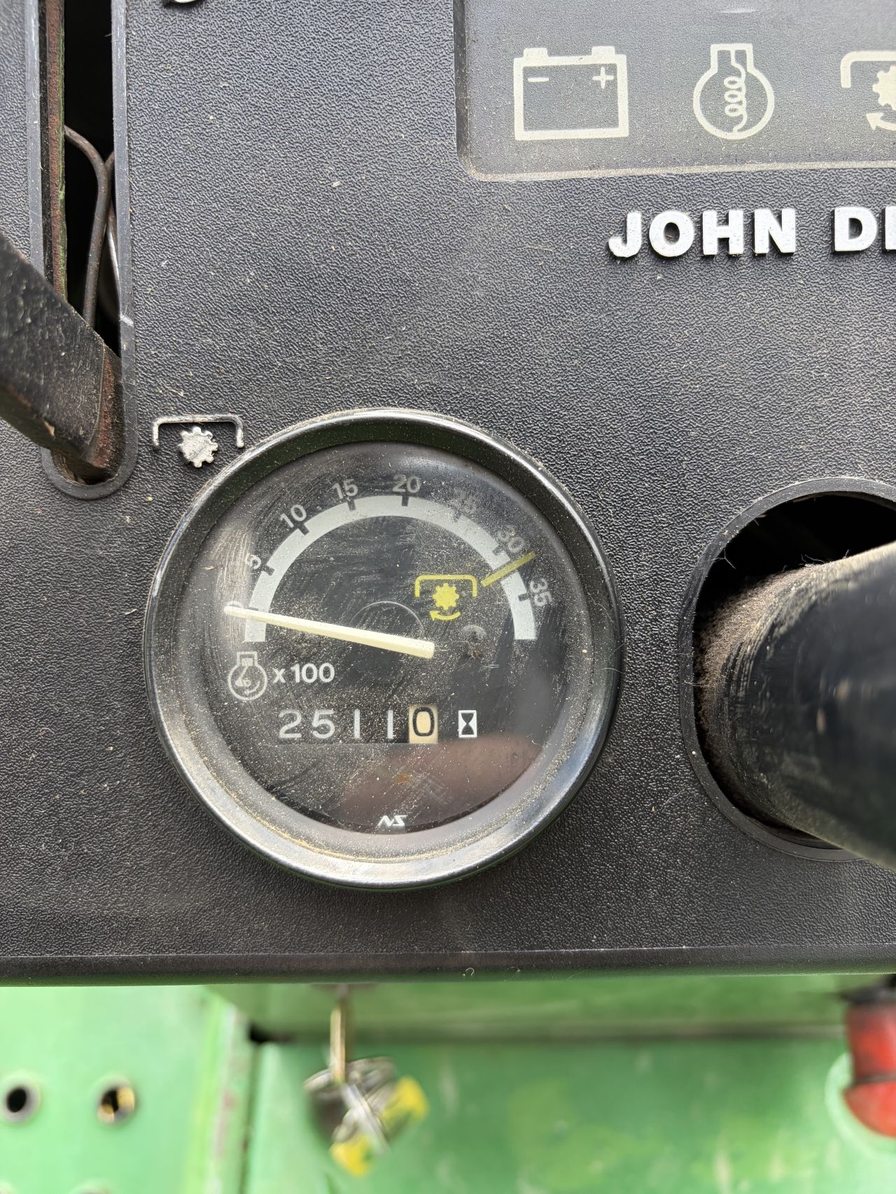 John Deere 655 minitrekker met maaier en veger