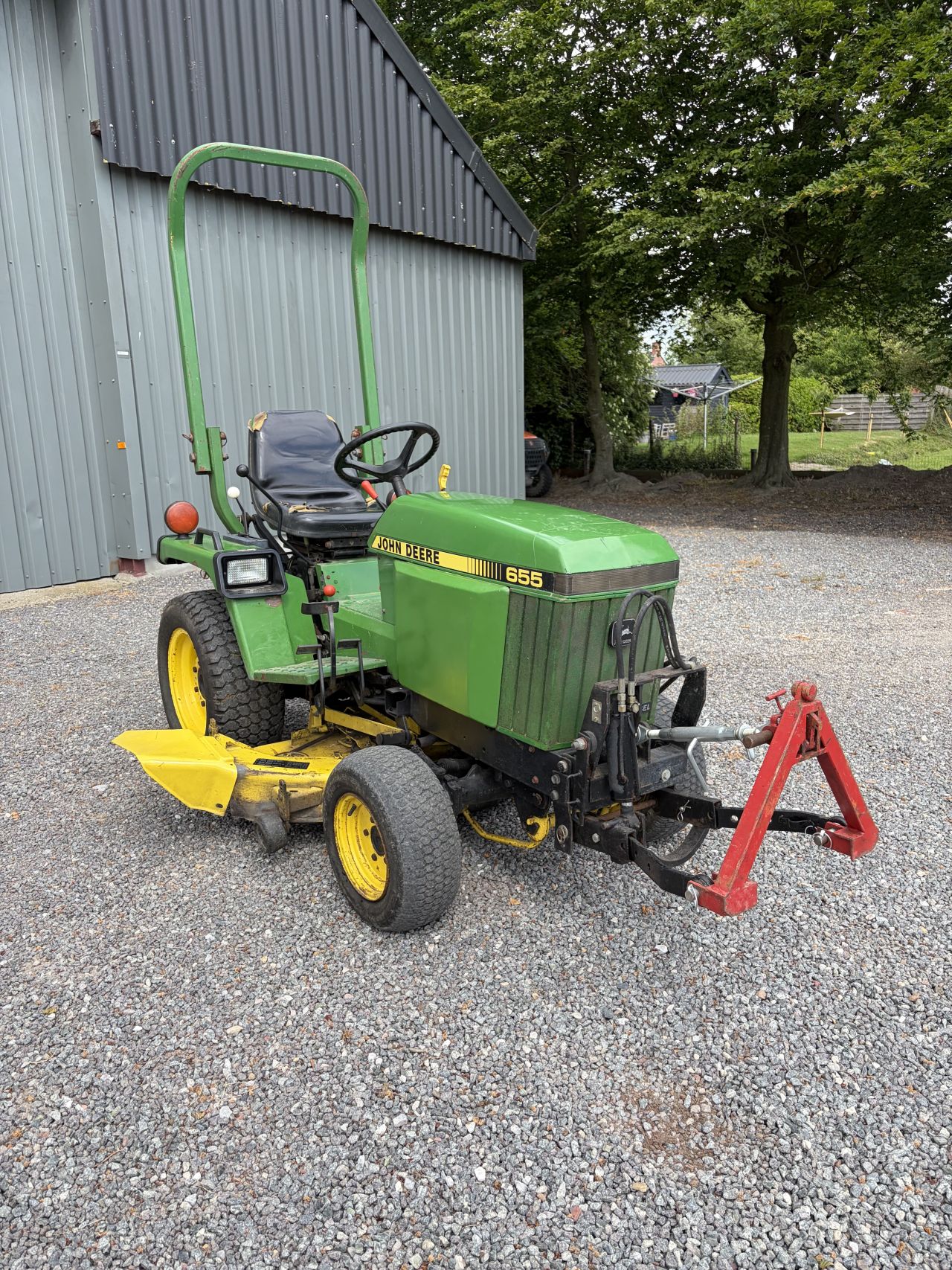 John Deere 655 minitrekker met maaier en veger
