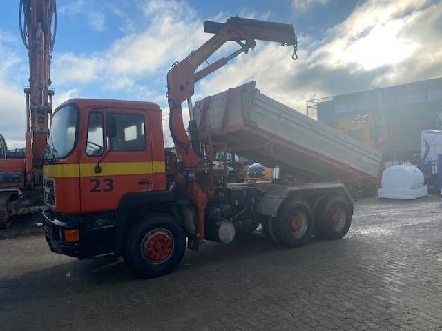 Kipper Vrachtwagen MAN 26.332 6x4 Diesel 1990 met Kraan