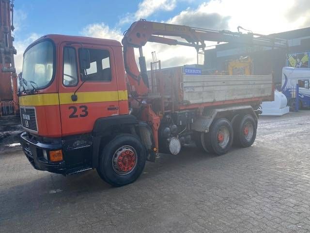 Kipper Vrachtwagen MAN 26.332 6x4 Diesel 1990 met Kraan