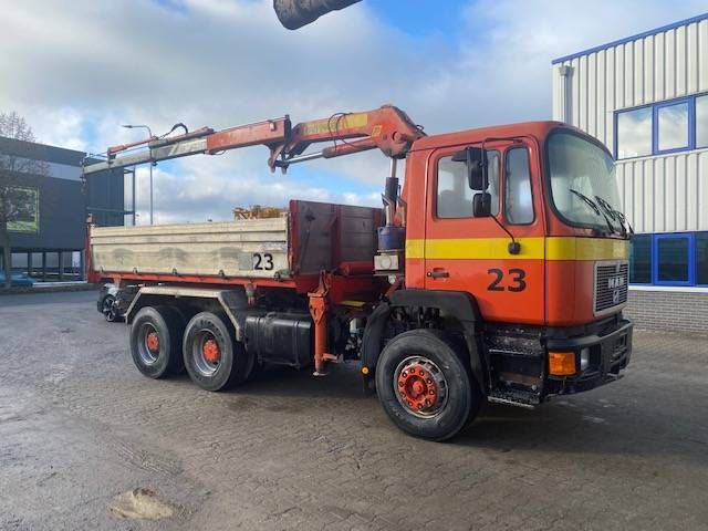 Kipper Vrachtwagen MAN 26.332 6x4 Diesel 1990 met Kraan