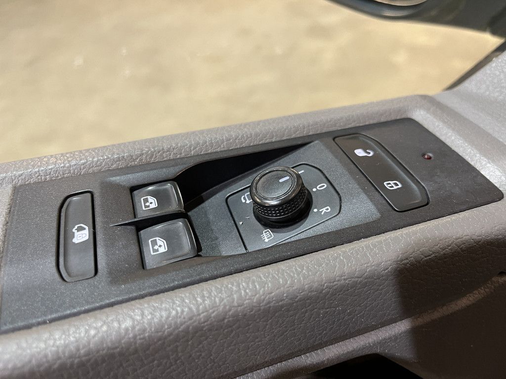 Volkswagen Transporter 2.0 TDI L2H1 / Euro 6 / Schuifdeur L + R / Airco / CarPlay / Trekhaak / Cruise Control / PDC / 3-Zits
