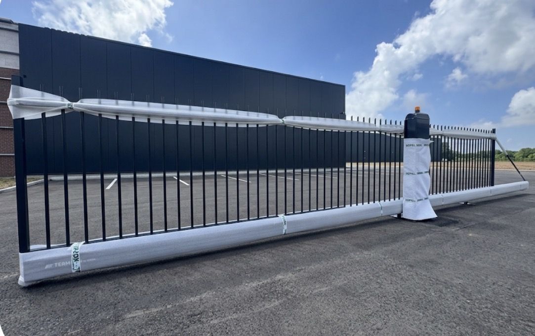 Compleet nieuwe volautomatische Schuifpoort 8.00 meter doorgang