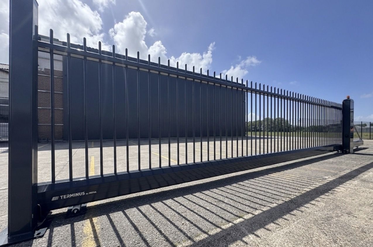Compleet nieuwe volautomatische Schuifpoort 8.00 meter doorgang