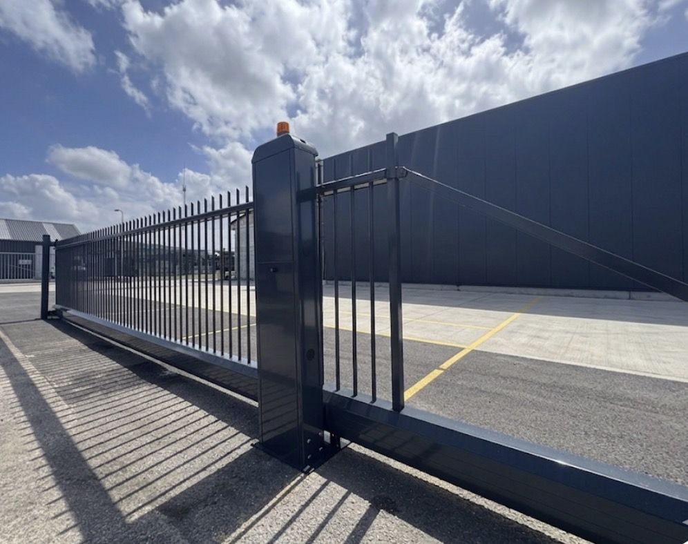 Compleet nieuwe volautomatische Schuifpoort 8.00 meter doorgang