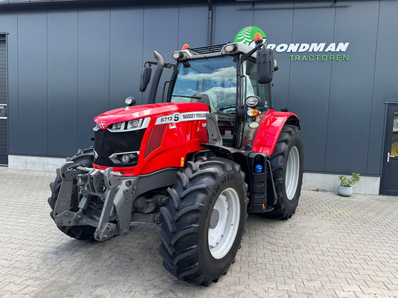 Massey Ferguson 6713S