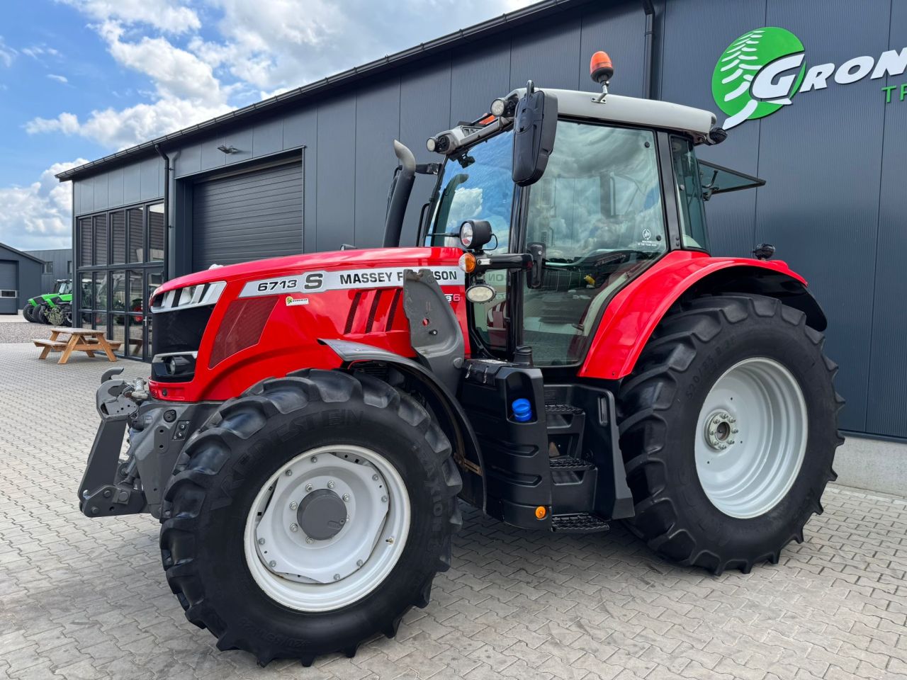 Massey Ferguson 6713S