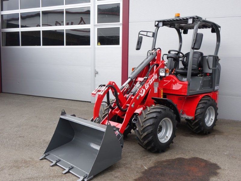 Grizzly 810 Elektro Hoflader mit Allrad offene Kabine